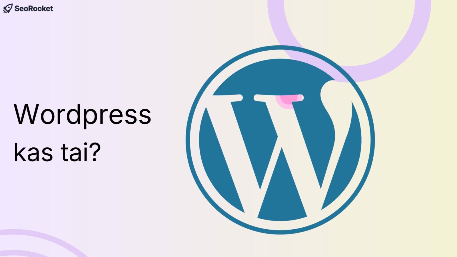 Iliustracija su tekstu WordPress kas tai ir dideliu WordPress logotipu mėlyname apskritime. Vaizdas pristato WordPress turinio valdymo sistemą ir jos atpažįstamą ženklą.