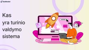 Iliustracija su žmogumi, dirbančiu prie nešiojamo kompiuterio priešais didelį monitorių, kuriame matomas raketos paleidimo simbolis, svetainės adresas ir įkėlimo juosta; kairėje tekstas „Kas yra turinio valdymo sistema“.